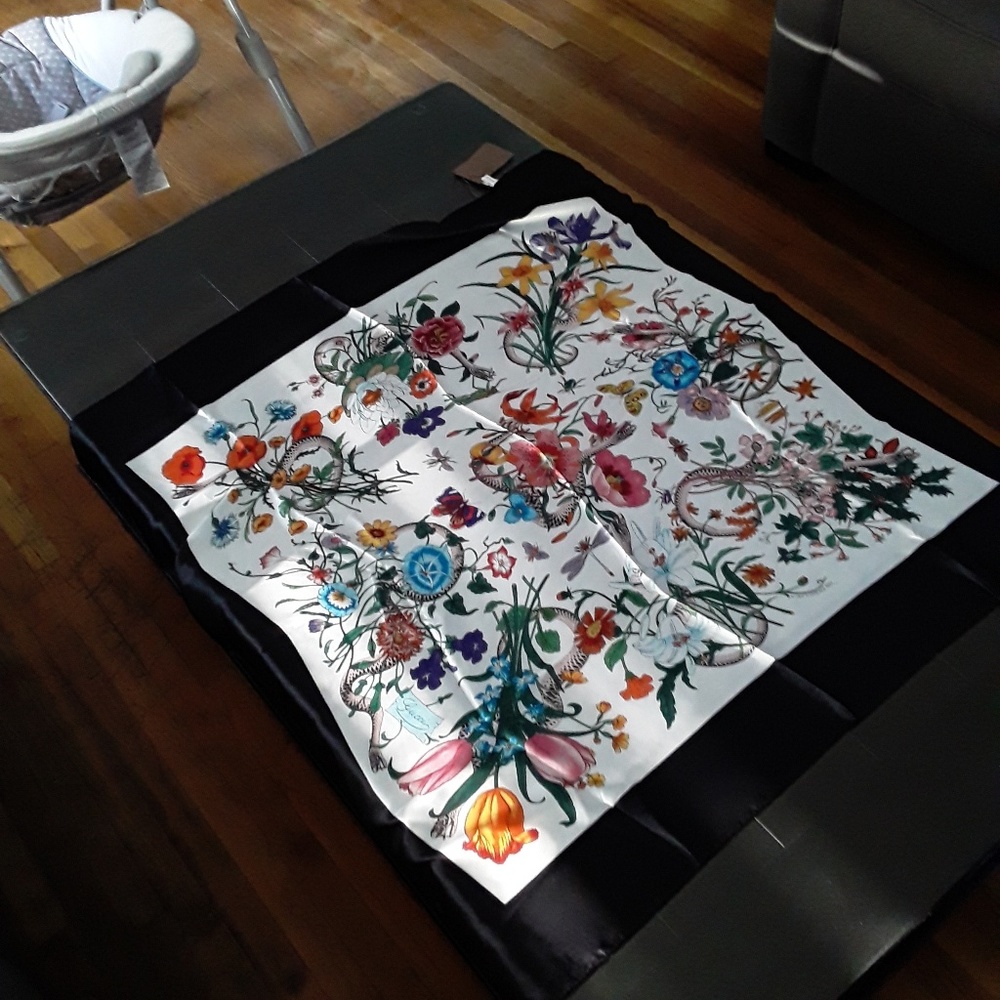 Gucci silk scarf - Picture 1 of 4